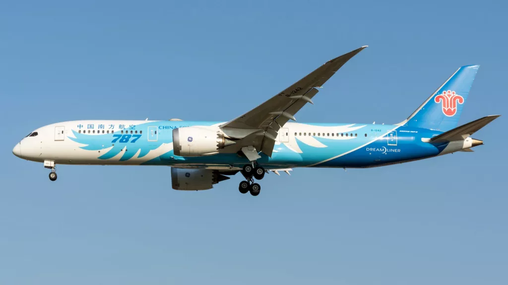 China Southern Boeing 787-9 on final approach to Guangzhou Baiyun International Airport - China Southern offers free in-flight Wi-Fi to premium passengers